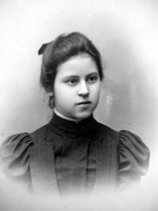 Александра Великолепова-гимназистка. 1900 г. 