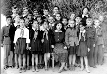 Дацковская (Шахбазова) Зарифа Кудратовна с группой учеников. Баку.1959 г.