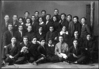 Группа студентов КУТВа, в центре с газетой сидит в первом ряду К.А. Шахбазов, начало 30-х г. XIX в.