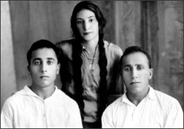 г. Баку, Кудрат Али Шахбазов, справа, его брат, Нур Али и жена последнего - Кюбра, начало 20-х г. XIX в.