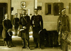Хорошкевич Сергей Иванович с однополчанами, слева. Около 1904