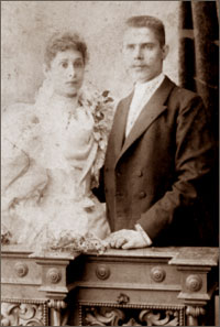 Михаил Порфирьевич Хорошкевич с женой Евдокией в день свадьбы, 1889 г.