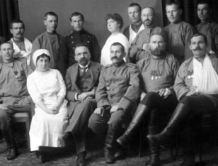 Анна Эпафродитовна Лодыгина-Черная, 1916-1917гг., в госпитале, сидит в первом ряду