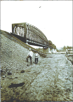 Бирюсинский мост, слева, Н.П. Хорошкевич. Июнь 1898 г. фот. Н. П. Хорошкевича