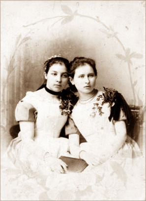 Екатерина Великолепова - институтка (справа), 1889 г. 